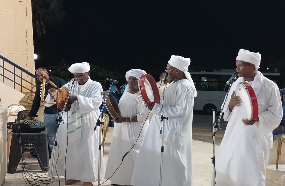 “شاطئ الفن” يواصل لياليه بدمياط بعروض أطفال دمياط وتوشكى التلقائية