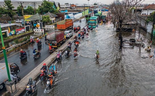 مياه البحر تغمر منازل في المناطق الساحلية بإندونيسيا عقب زلزال قوي بلغت قوته 7.7 درجات| بالفيديو