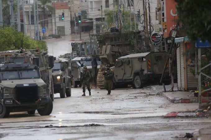 الاحتلال الإسرائيلي يقتحم مناطق وقرى بالضفة الغربية.. وإصابة 5 فلسطينيين في هجوم للمستوطنين جنوب الخليل