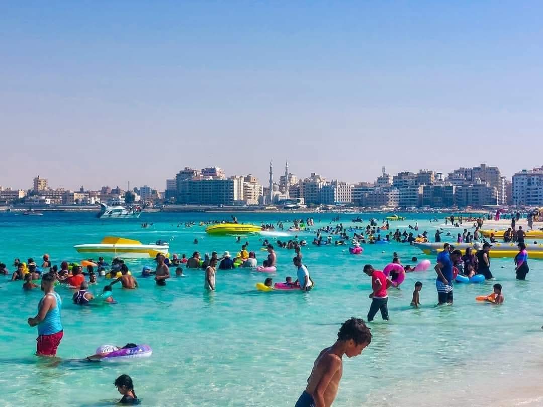 مدينة مرسى مطروح تحذر من ارتفاع الأمواج وتمنع السباحة بالشواطئ المفتوحة| صور