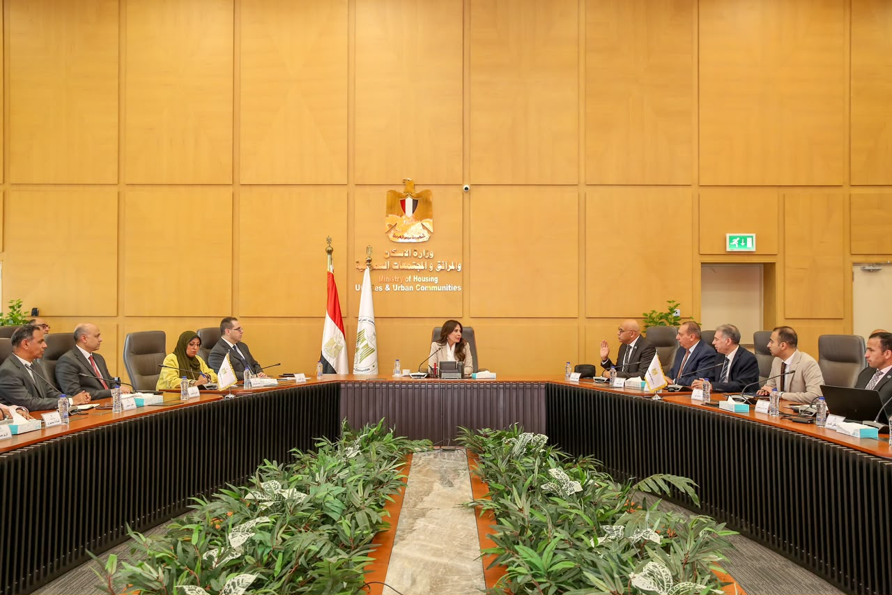 وزيرة الإسكان تلتقي مسؤولي «مواصلات مدن مصر» لبحث تطوير منظومة النقل الجماعي بالمدن الجديدة