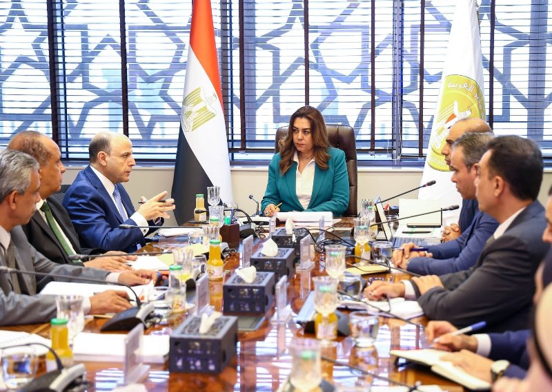 وزيرة التنمية المحلية تناقش مع محافظ الغربية إجراءات تنفيذ وإحكام منظومة المخلفات