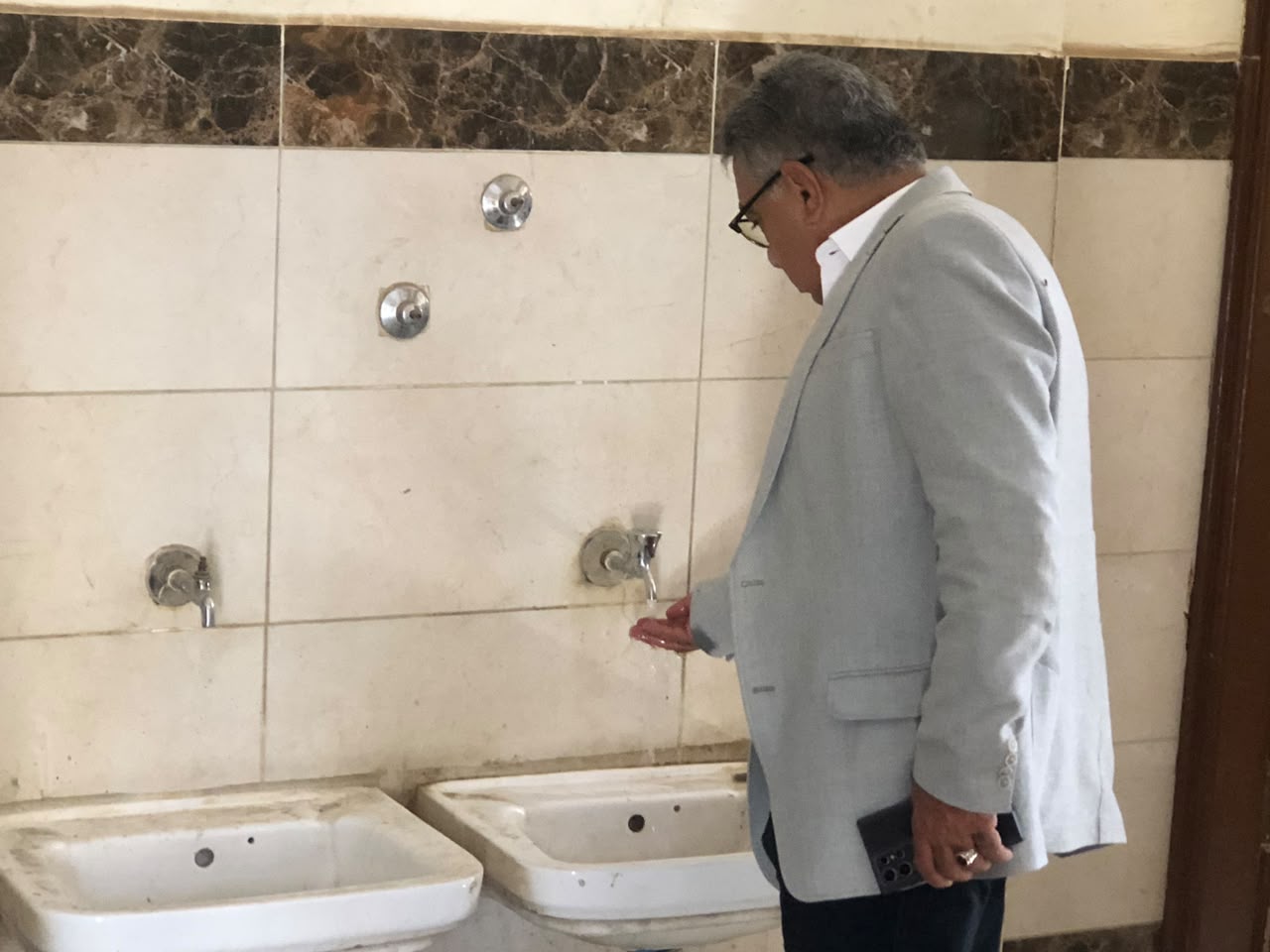 محافظ الدقهلية يتفقد قرية «ديمشلت» بدكرنس ويوجه بتوفير مياه الشرب للمواطنين | صور