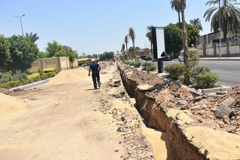 إحلال وتجديد خط مياه الكرنك بالأقصر لرفع الضغوط وتحسين الخدمة| صور