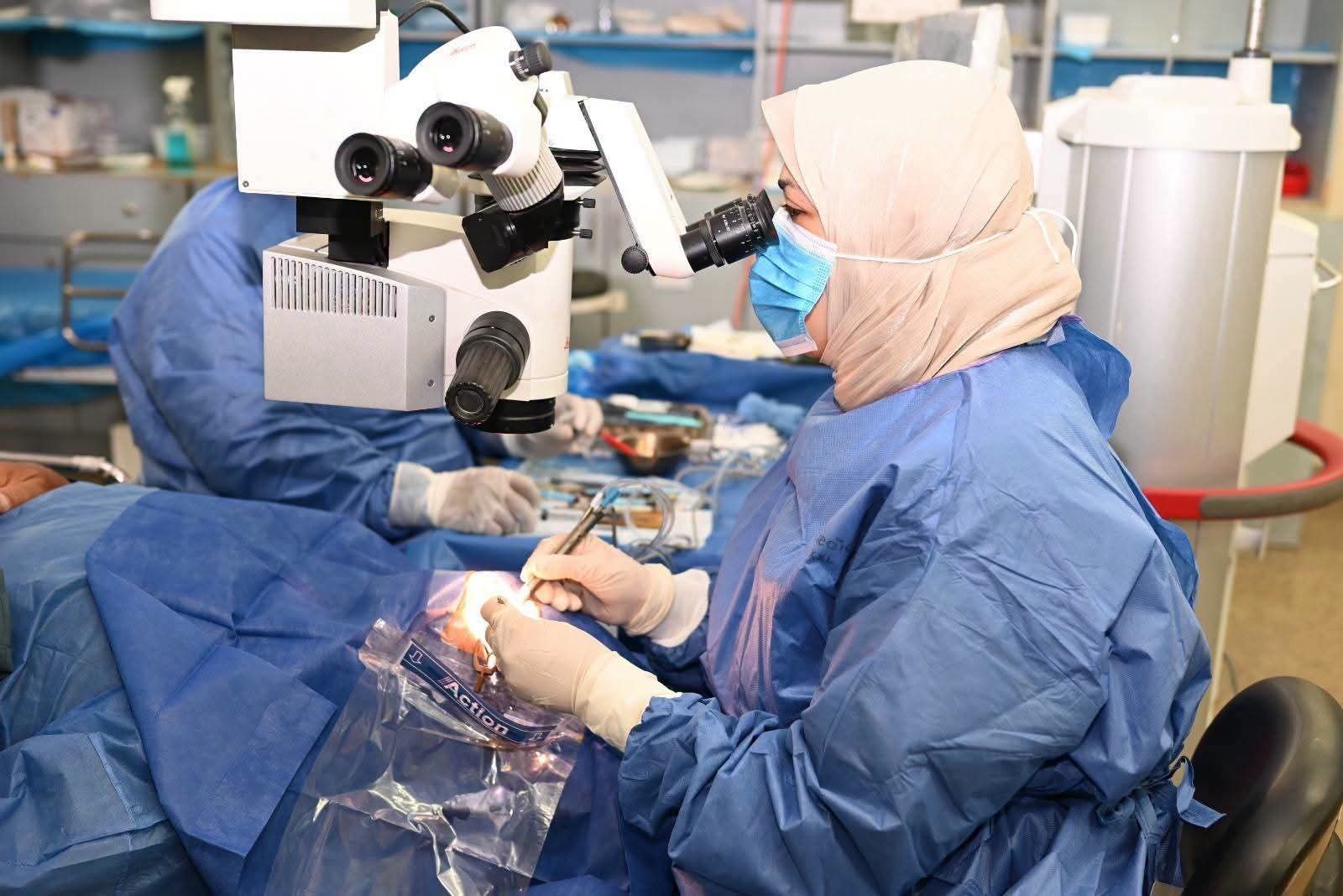 قسم طب وجراحة العيون بمستشفيات سوهاج الجامعية يجري 349 عملية جراحية متخصصة | صور