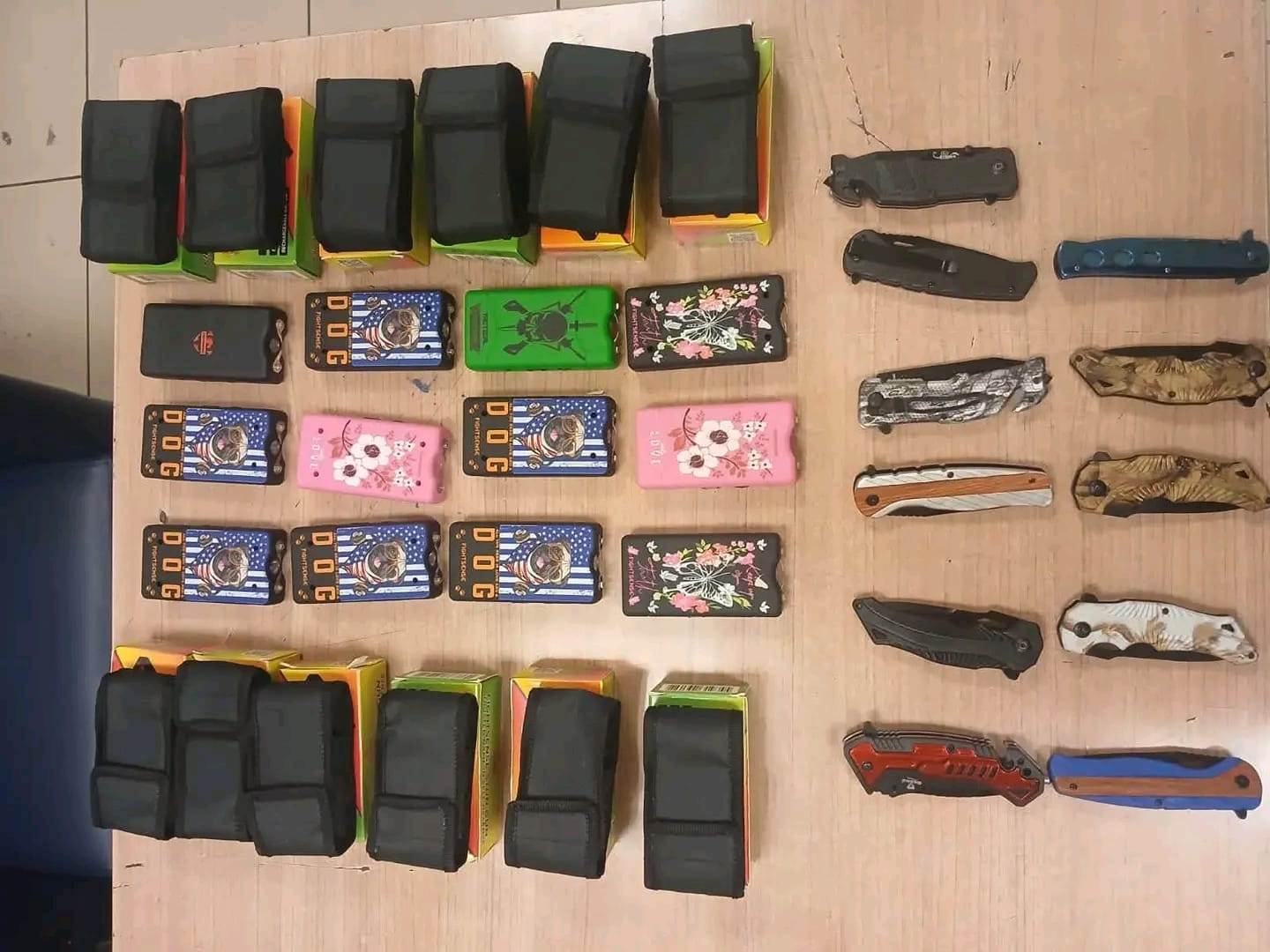 جمارك بمطار القاهرة الدولي تضبط 3 محاولات لتهريب عدد من أقراص الأدوية المخدرة والأسلحة البيضاء| صور