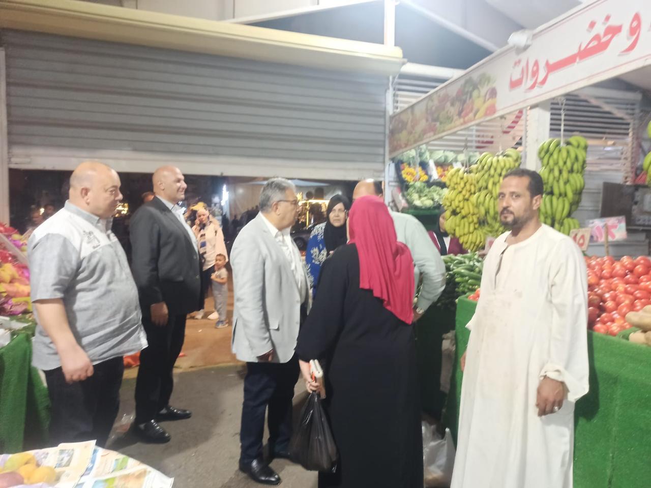 محافظ الدقهلية يتفقد حديقة جزيرة الورد والمعرض الدائم للسلع بالمنصورة | صور