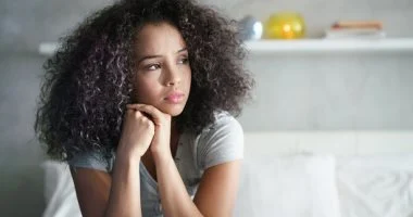كيف يتأثر الإنسان فى حياته بمشاعره وآراء الآخرين.. علم النفس يوضح