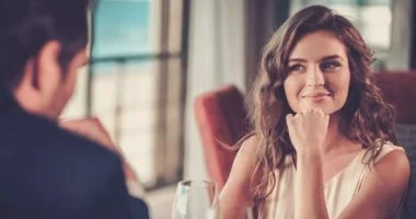 بيحبك ولا شايفك مجرد صديقة؟ 10 علامات تكشف حقيقة مشاعر الرجل