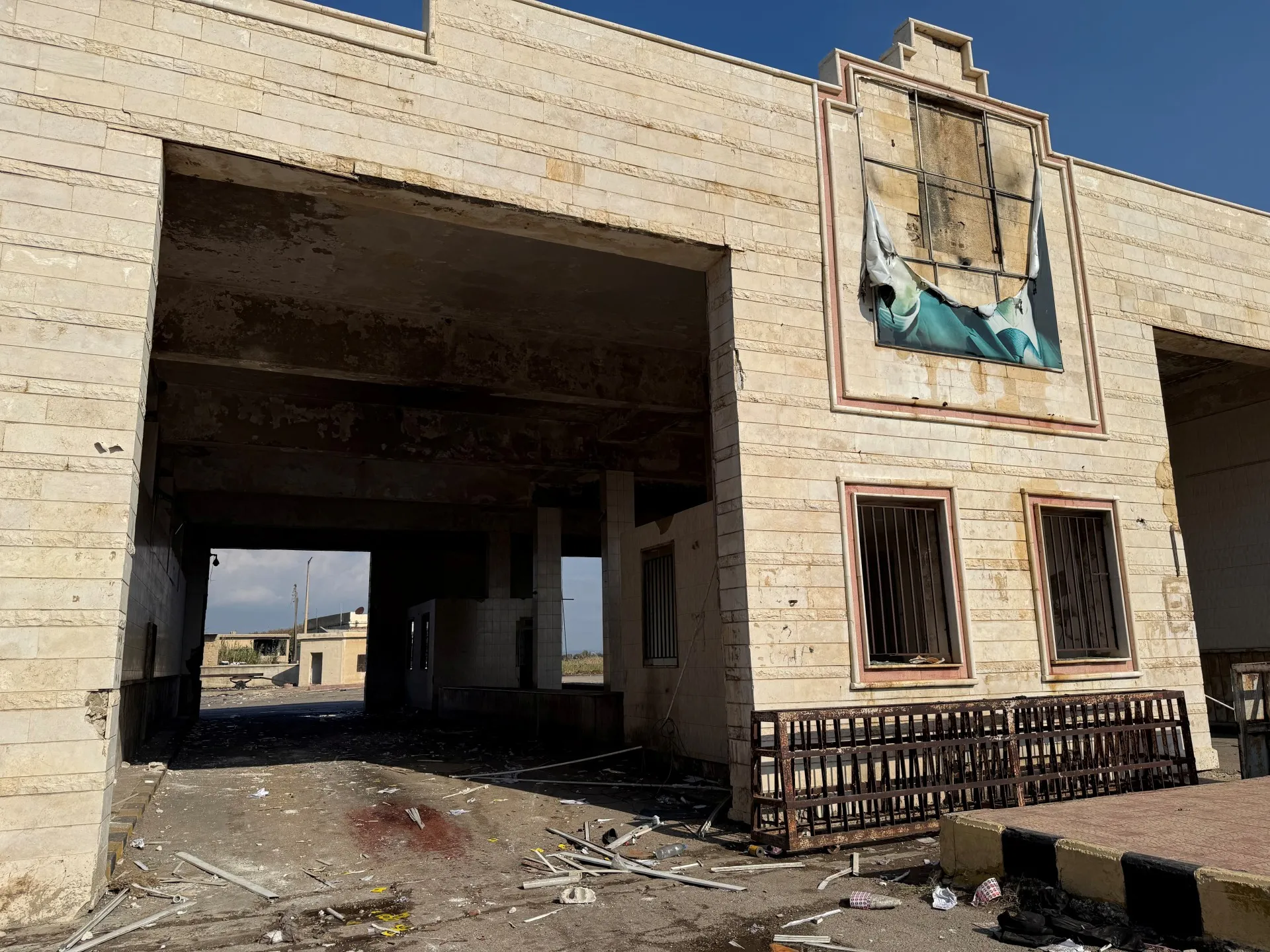 دخل السفارة ولم يخرج.. مأزق ضباط الأسد في لبنان  يواجه لبنان ملف “ضباط الأسد” الذين تتهمهم دمشق بارتكاب “جرائم حرب” وتطالب بتسلمهم من بيروت.
