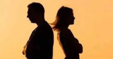 بعد 18 سنة زواج.. زوج يلاحق زوجته بجنحة ضرب ويتهمها بالتشهير