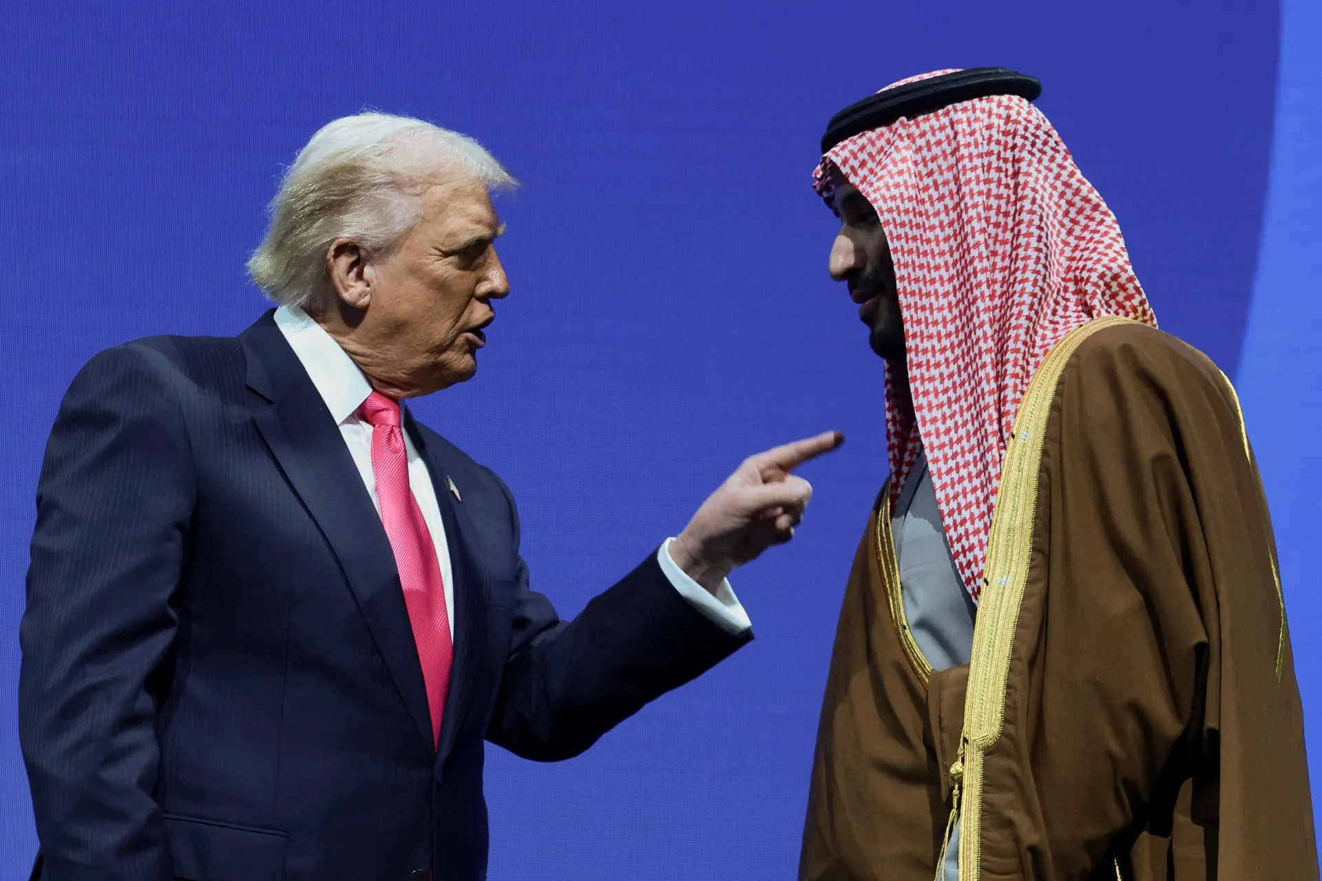 حسابات معقدة.. رؤية واشنطن لاتفاق “مكة” الدفاعي  تبدو اتفاقية الدفاع المشترك منسجمة مع سياسة أميركية تريد من الشركاء تحمل عبء أكبر، لكنها قد تكون مدفوعة أيضاً برغبتهم في تقليل مخاطر الاعتماد على واشنطن.