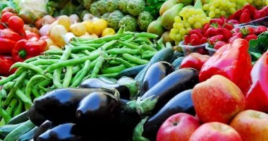 الطماطم بـ 15 والبصل بـ 10 جنيهات.. اعرف أسعار الخضراوات بأسواق سوهاج اليوم