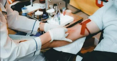 ماذا يحدث لجسمك بعد التبرع بالدم؟.. خبير يشرح مراحل التعافى الثلاث