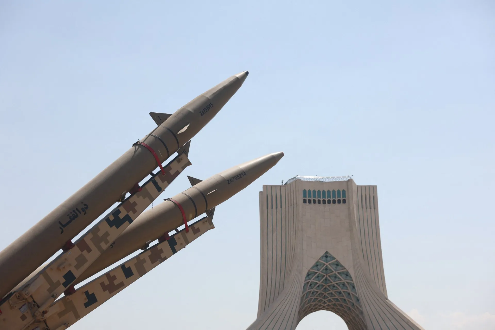 لماذا لا تريد طهران للحرب أن تنتهي؟  قدّم الصراع للحرس الثوري الإيراني فرصة ليحكم قبضته على السلطة. أما السلام فسيضعه أمام حسابات لا يستطيع تحمّلها.