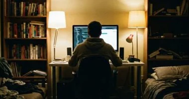 تجارة أون لاين.. سقوط طالب يبيع المخدرات الافتراضية