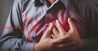 لماذا تزداد ضربات القلب ليلًا؟.. أسباب الخفقان ومتى يستدعى الطبيب؟