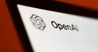 حرب الأجهزة الذكية تشتعل.. OpenAI تتهم آبل بمحاولة عرقلة صعودها