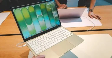 طفرة الذكاء الاصطناعي تدفع ابل لاختبار رقائق صينية داخل iPhone وMacBook