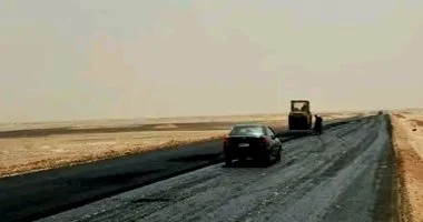 بدء العد التنازلي لافتتاح محور الخارجة سوهاج بالوادى الجديد بتكلفة 1.5 مليار جنيه.. يختزل المسافة مع وادى النيل لنصف الوقت.. ويدعم إنشاء مشروعات استثمارية وخدمية واستصلاح آلاف الأفدنة.. الانتهاء منه فى أكتوبر