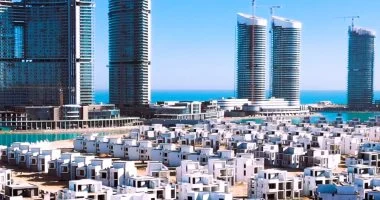 العلمين الجديدة تفتح أحضانها لعشاق المتعة والترفيه والأجواء الشاطئية الخلابة.. طقسها المعتدل يجعلها مقصد الهاربين من الحر.. وجهة سياحية حضارية على البحر المتوسط.. ورواج سياحي واستثماري بجميع الأنشطة.. صور