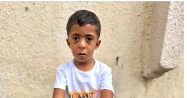 منذ يومه الأول وهو يتلقى العلاج”.. واجد أبو عواد طفل غزة حرمته الحرب من استكمال رحلة علاج يديه.. ينتظر جراحة لإعادة بناء الإبهامين.. ووالدته تستغيث: “كان من المفترض أن يدخل المدرسة مثل بقية الأطفال