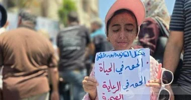 “ميس القدرة” طفلة غزة حاصرها المرض والتنمر والحرب.. 14 عاما مع “جفاف الجلد المصطبغ” وورم جلدي.. والدها يستغيث: ابنتي فقدت جزءا من طفولتها والعلاج توقف منذ الحرب ونحتاج لاستئنافه قبل تفاقم حالتها