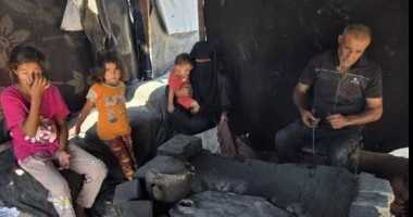 قلبه المريض لا يحتمل دخان الفرن لكنه لا يملك خيارا آخر.. قصة كفاح أبو عبدالله وأسرته داخل غزة.. الأب يواصل العمل لساعات أمام فرن الطين لإطعام 8 أفراد والزوجة تساعده وهي تحتضن طفلتهما المصابة بمرض في القلب