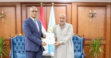 محافظ كفر الشيخ يسلم 28 عقد تقنين أراضى للمستفيدين.. تفاصيل