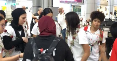 وسط فرحة عارمة..استقبال حافل لبعثة منتخب ناشئات كرة اليد بمطار القاهرة