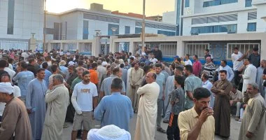 دموع الأهالي أمام مستشفى القصاصين بعد حادث الدواويس.. فيديو وصور