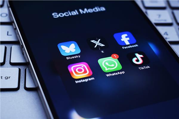 واتساب يُضيف اختصار للبحث في المحادثات لنظام iOS