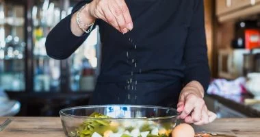 5 بدائل طبيعية وصحية تساعدك على تقليل الملح فى الأكل
