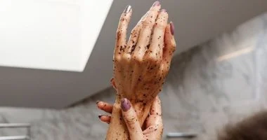 وصفات طبيعية لتقشير اليدين.. ترطيب وتفتيح بخطوات بسيطة