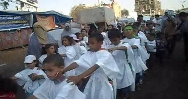 أطفال في قلب رابعة.. عندما تحولت براءة الصغار إلى كارت ضغط في معركة الإخوان.. أكفان بيضاء وشهيد تحت الطلب.. حشد أطفال من دور الرعاية للمشاركة في الاعتصام..القومي لحقوق الإنسان يوثق استغلالهم في الصراع السياسي