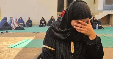 انهيار شقيقة اثنين من ضحايا حادث الإسماعيلية: أبويا لسه متوفى والبيت فضى علينا