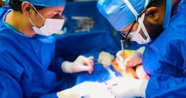 استمرت 3 ساعات.. إنقاذ يد شاب من البتر بعد جراحة دقيقة بمستشفى كوم أمبو