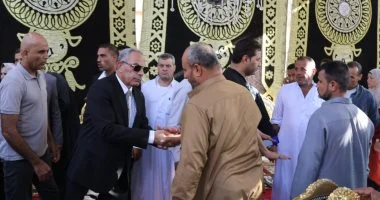 محافظا الإسماعيلية والشرقية يقدمان واجب العزاء لأسر ضحايا حادث الدواويس