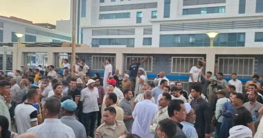 بعد مصرع 18 وإصابة 29 فى حادث الدواويس.. دفن المتوفين بمسقط رأسهم بالشرقية.. خروج 12 مصابا و17 يتلقون العلاج بالمستشفيات.. نائب وزير الصحة يتفقد مصابي الحادث.. والتحفظ على السائقين والتحريات تكشف مفاجأة.. صور