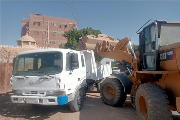 رفع 124 طنًا من المخلفات والتراكمات خلال حملات النظافة اليومية بمركز أبنوب