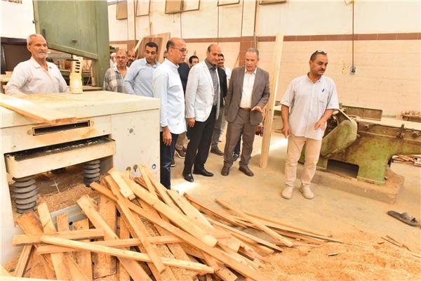 محافظ أسيوط يتفقد ورش الأخشاب ومركز «إبداع» للحرف اليدوية