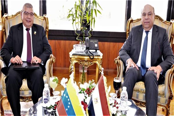 الحفني: دعم شركات الطيران الفنزويلية يعزز فرص الربط الجوي بين البلدين