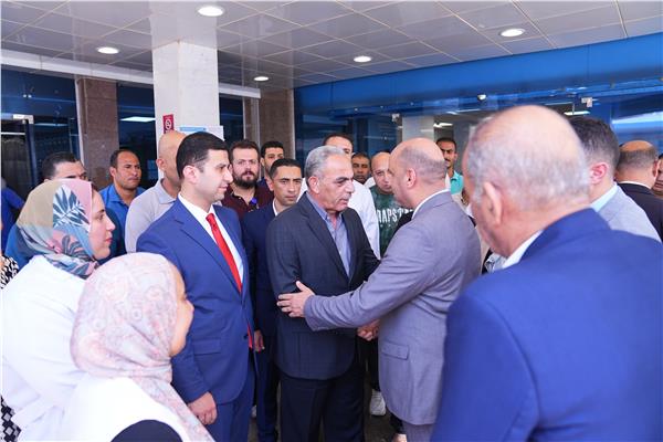 300 ألف جنيه| صرف تعويضات لضحايا حادث عمال الدواويس بالإسماعيلية