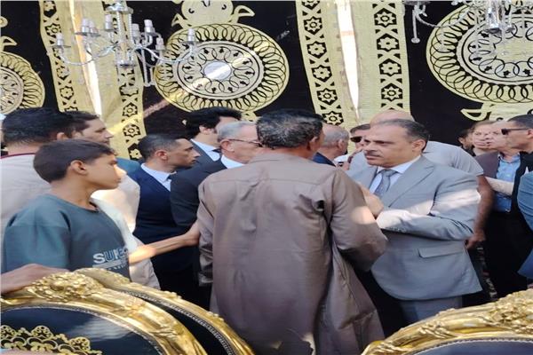 «احنا جنبكم ومعاكم».. محافظا الشرقية والإسماعيلية يساندان أسر ضحايا «لقمة العيش»
