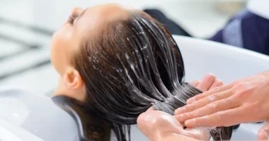 وصفات طبيعية لتنظيف فروة الرأس.. مكونات متوفرة فى بيتك