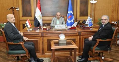 محافظ السويس يبحث مع التأمين الصحي الشامل تطوير الخدمات الطبية
