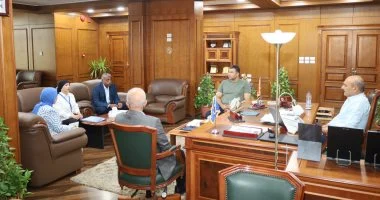 محافظ السويس يوجه بفحص تظلم مواطنة بشأن أعمال بناء ويؤكد: حقوق المواطنين مصونة