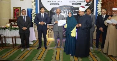 محافظ السويس يهدي حافظة القرآن الأولى رحلة عمرة ويكرم 140 فائزًا