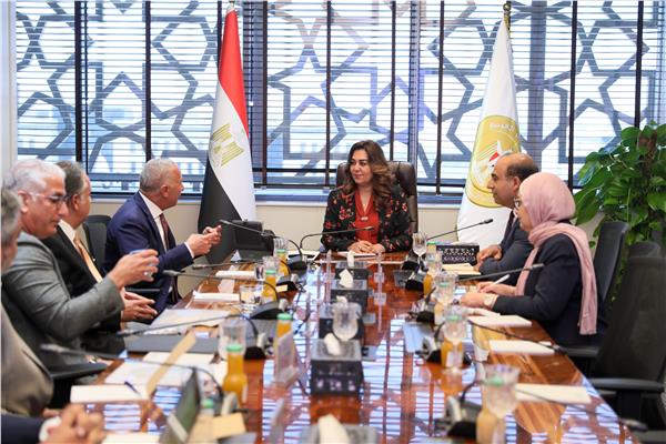 الدكتورة منال عوض تبحث تكنولوجيات حديثة لمعالجة وتدوير المخلفات