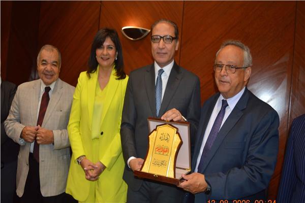 عفيفي يكرم مدير مكتبة الإسكندرية على هامش معرض أخبار اليوم للتعليم العالي بالإسكندرية